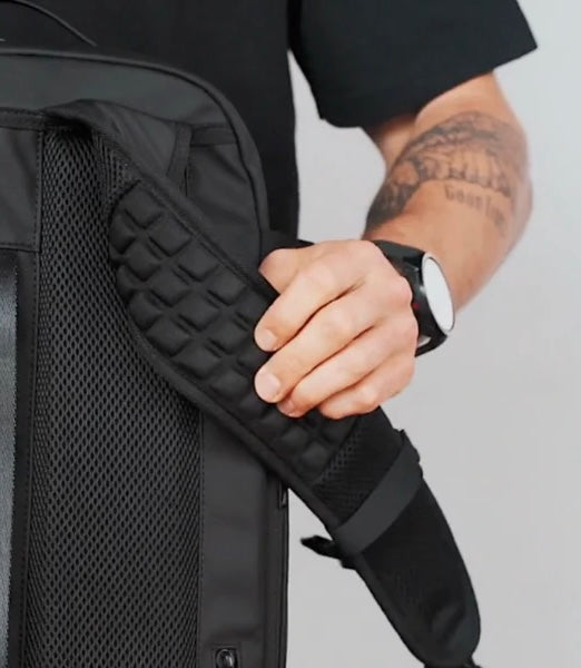 Padded shoulder straps on the Flovir Air Travel Bag